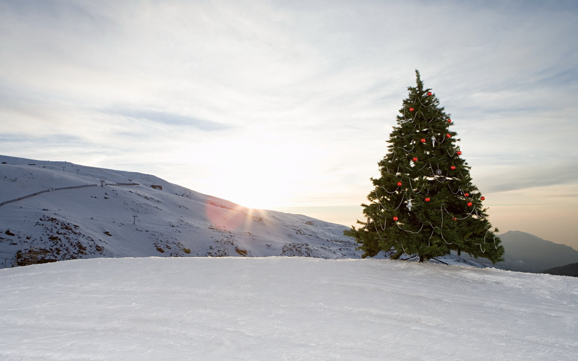 invierno árbol de navidad bolas juguetes decoraciones montañas nieve cielo nubes