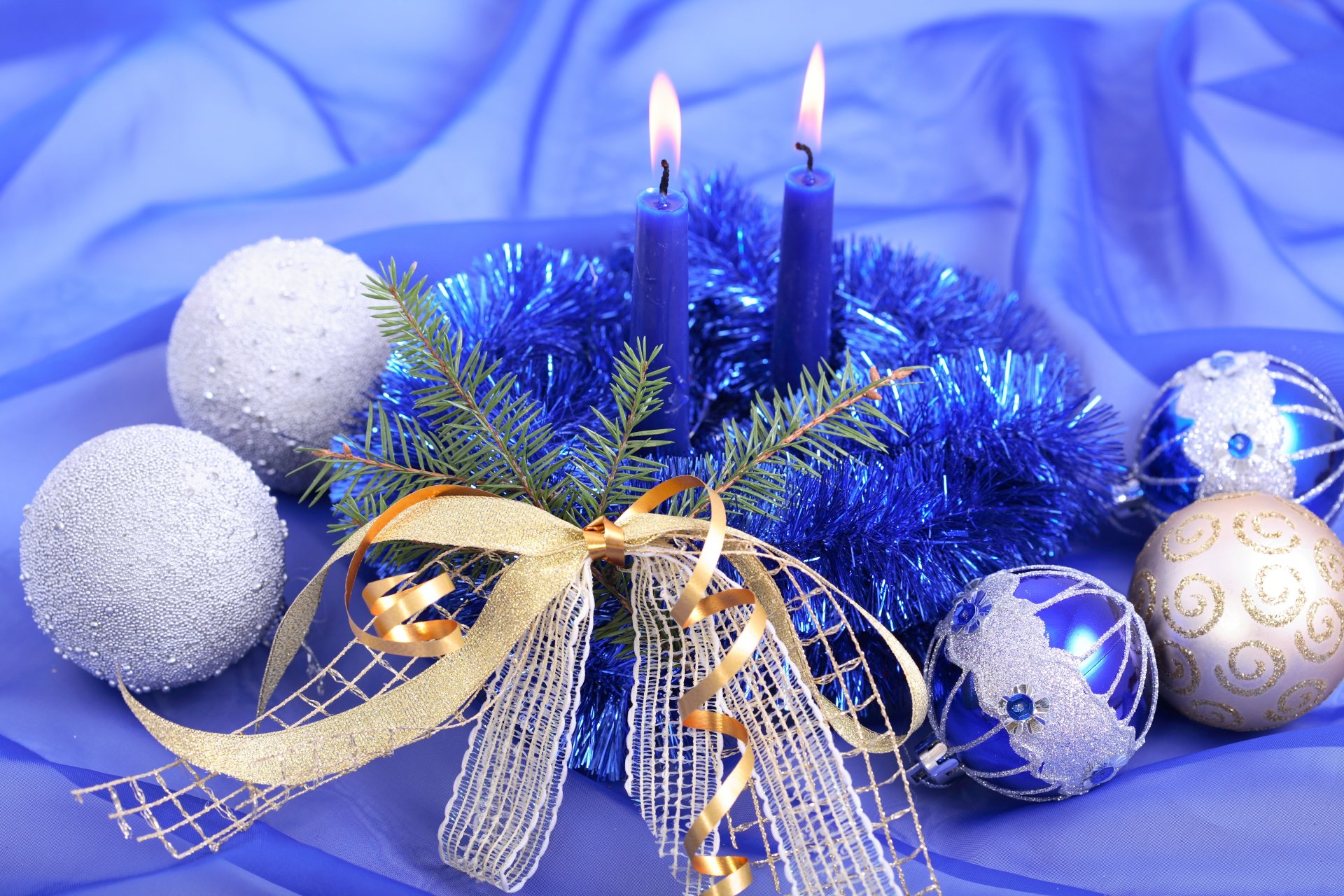 capodanno composizione candele palle tinsel nastro fiocco ramo blu argento paillettes