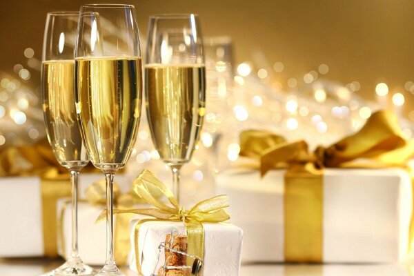 Weihnachtsgeschenke und Champagner in Gläsern