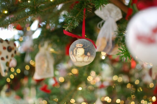 Ambiente festivo de año nuevo en el árbol de Navidad con juguetes