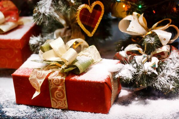 Regalos de Navidad bajo el árbol de nieve