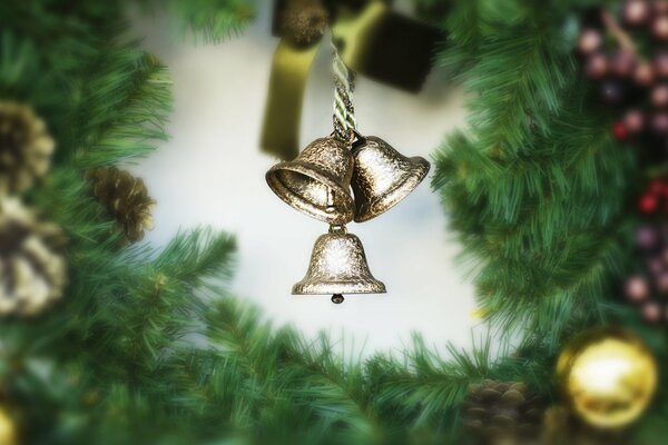 Imágenes de un nuevo año con ramas de coníferas, conos y campanas de plata