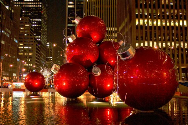 Die Straße ist mit riesigen roten Christbaumkugeln geschmückt