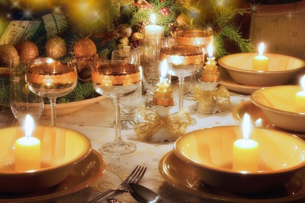 Świece, kieliszki, stół noworoczny