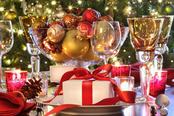 Table de Noël avec des cadeaux et du champagne