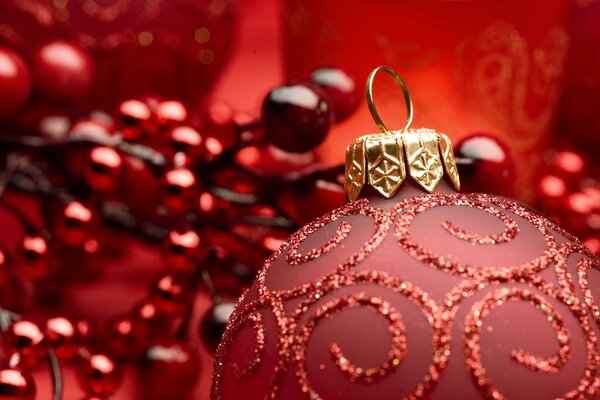 Bola roja del árbol de Navidad en el fondo de la guirnalda