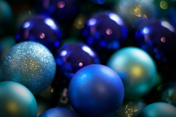 Le palle di Natale blu brillano