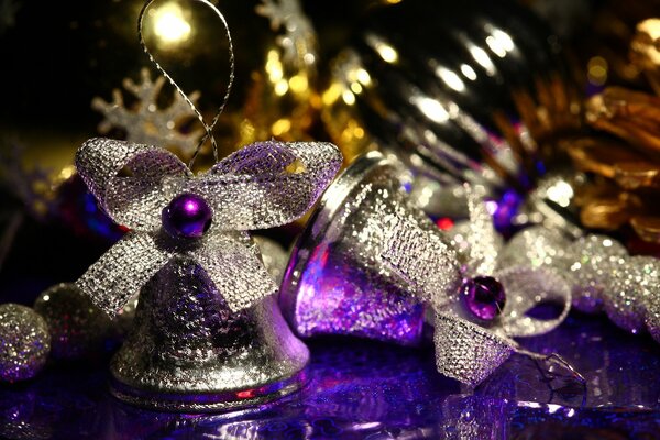 Juguetes de Navidad campanas noctilucentes sobre fondo púrpura