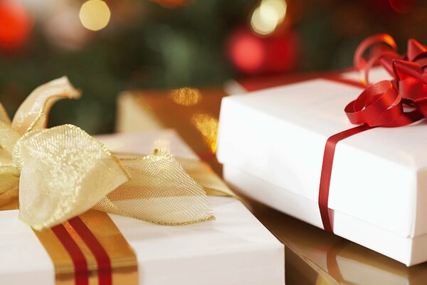 Cajas de regalo blancas con cintas rojas y beige