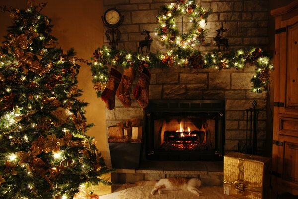 Árbol de Navidad junto a la chimenea en llamas