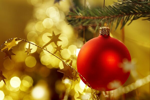 Boule rouge sur l arbre de Noël