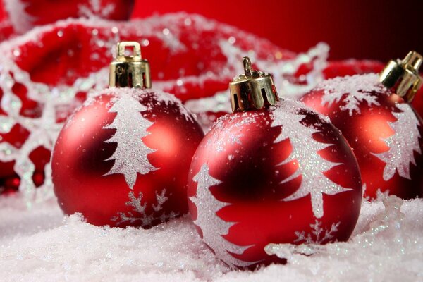 Fond d écran de Noël avec des boules de Noël rouges couché sur la neige