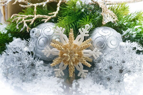Imágenes de un nuevo año con el árbol de Navidad, bolas de plata y copo de nieve de oro