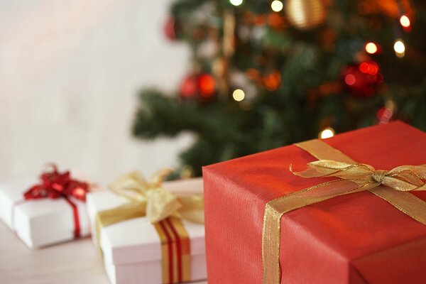 Regalos de Navidad cerca del árbol de Navidad