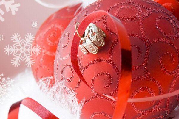 Decoration in the form of a ribbon and a ball on the Christmas tree