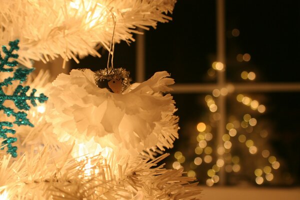 Tapeta świąteczna ze srebrną choinką, podświetleniem i kulką bokeh