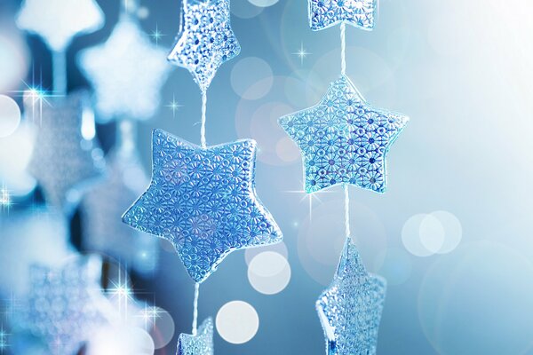 Weihnachtsgirlande in Form von blauen Sternen