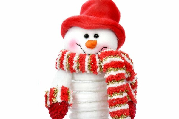 Bonhomme de neige en écharpe rouge et bonnet