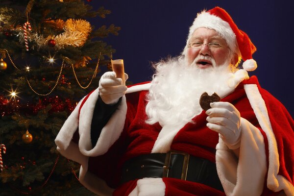 Babbo Natale classico con albero di Natale e bicchiere di vino