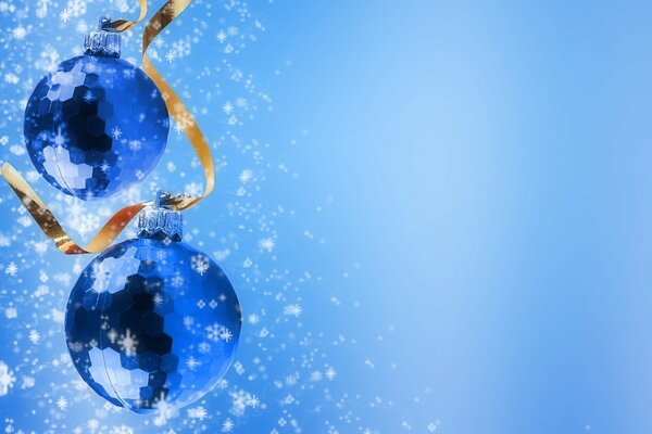Dans l image de boules de Noël bleu dans la décoration de flocons de neige