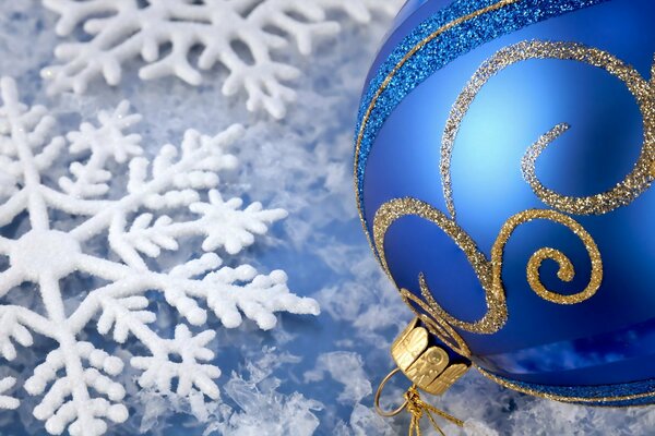 Palla di Natale blu decorata con oro