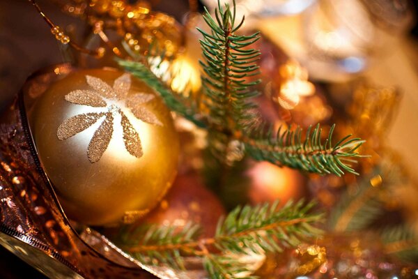 Bola de oro en el árbol de Navidad