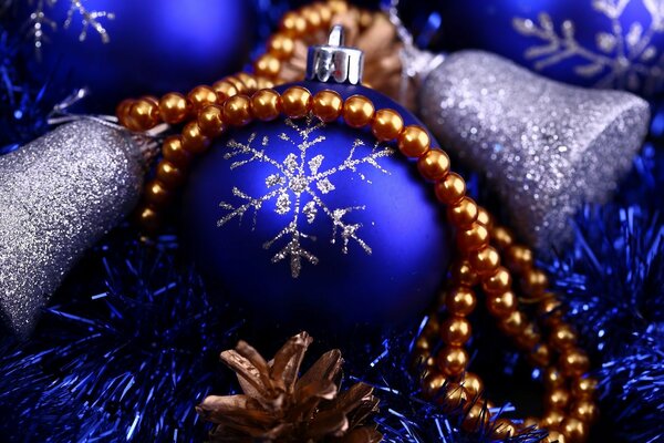 Árbol de Navidad azul y perlas de oro