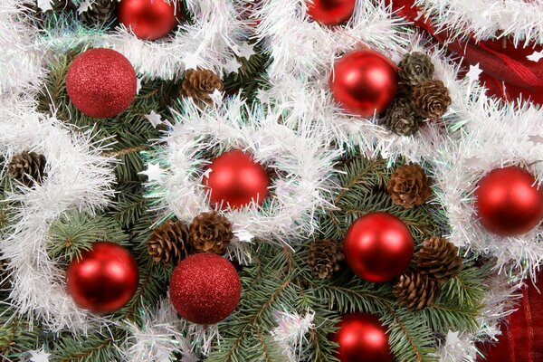 Palle di Natale rosse sull albero di Natale