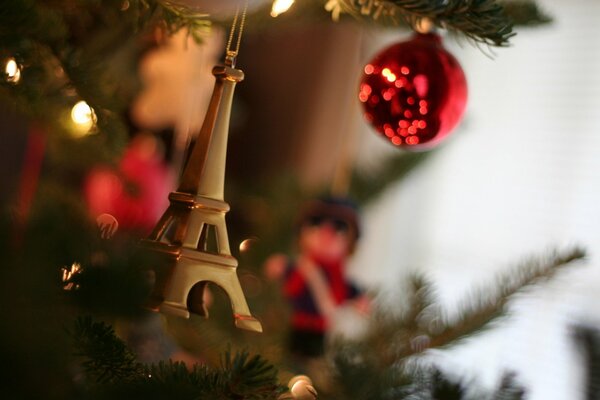 Juguetes de Navidad en un árbol de Navidad vivo