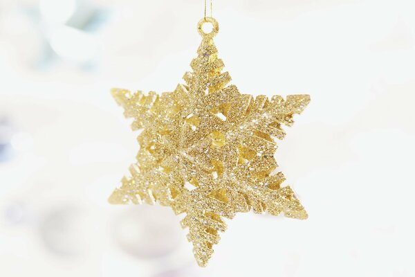 Новогодние обои с оригинальным елочным украшением в виде бриллиантовой звезды