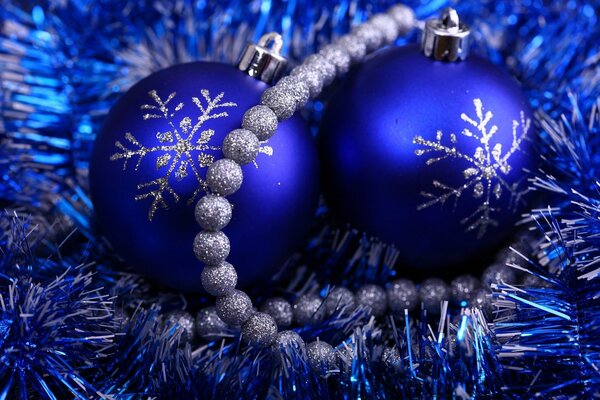 Palline blu e perline per la decorazione dell albero di Natale