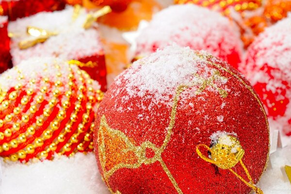 Snow-covered Christmas balls with beads