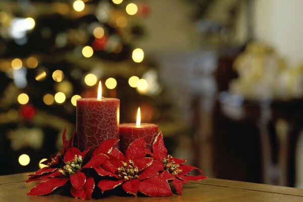 Weihnachtskerzen auf dem Hintergrund der Tanne des Neujahrs