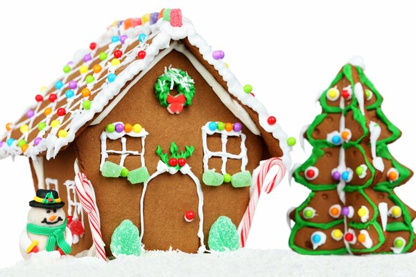 Pan de jengibre de año nuevo, casa y árbol de Navidad