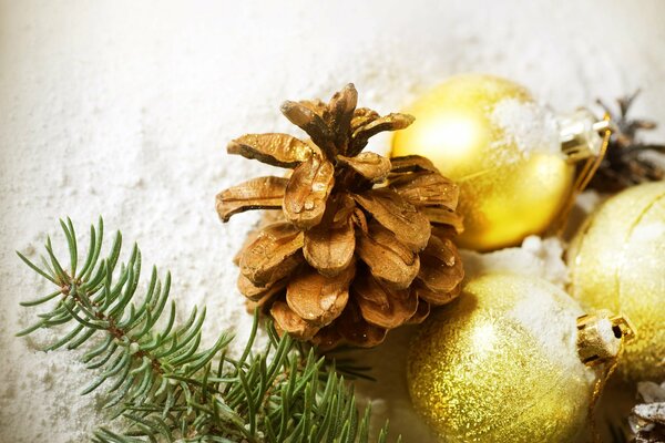 Arbre de Noël, pomme de pin, neige et boules de Noël