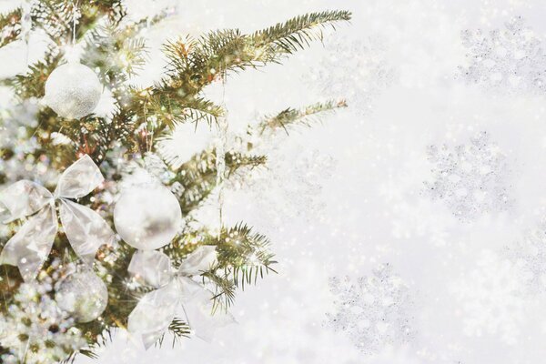 Decoraciones en blanco en el árbol de Navidad