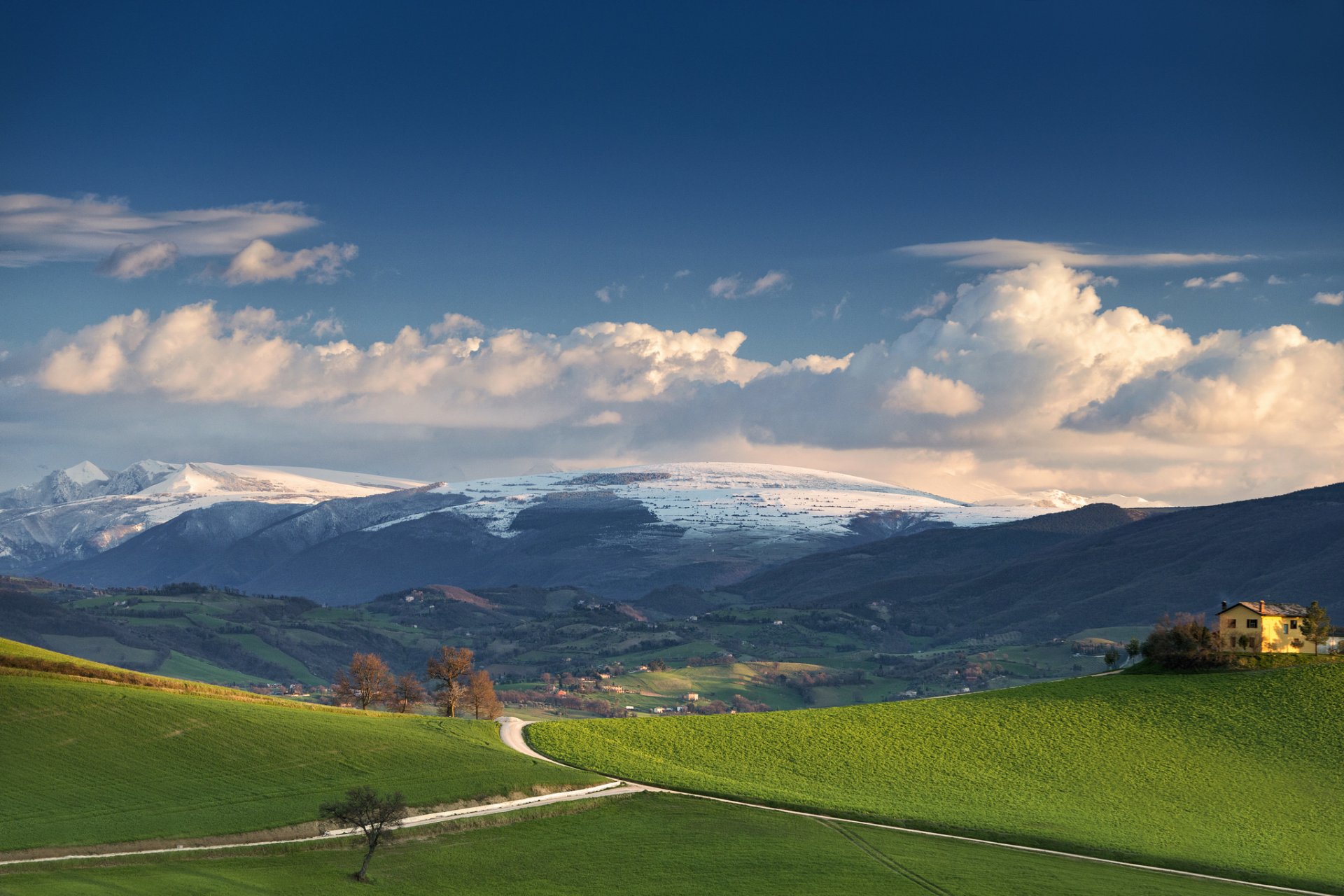 strada casa campo azienda agricola montagne nuvole cielo