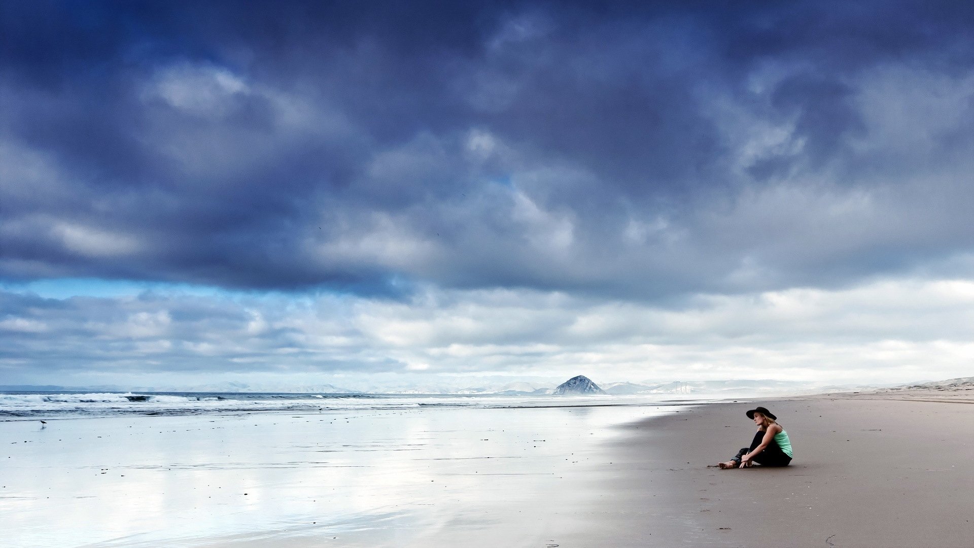 océan plage fille pose ciel nuages