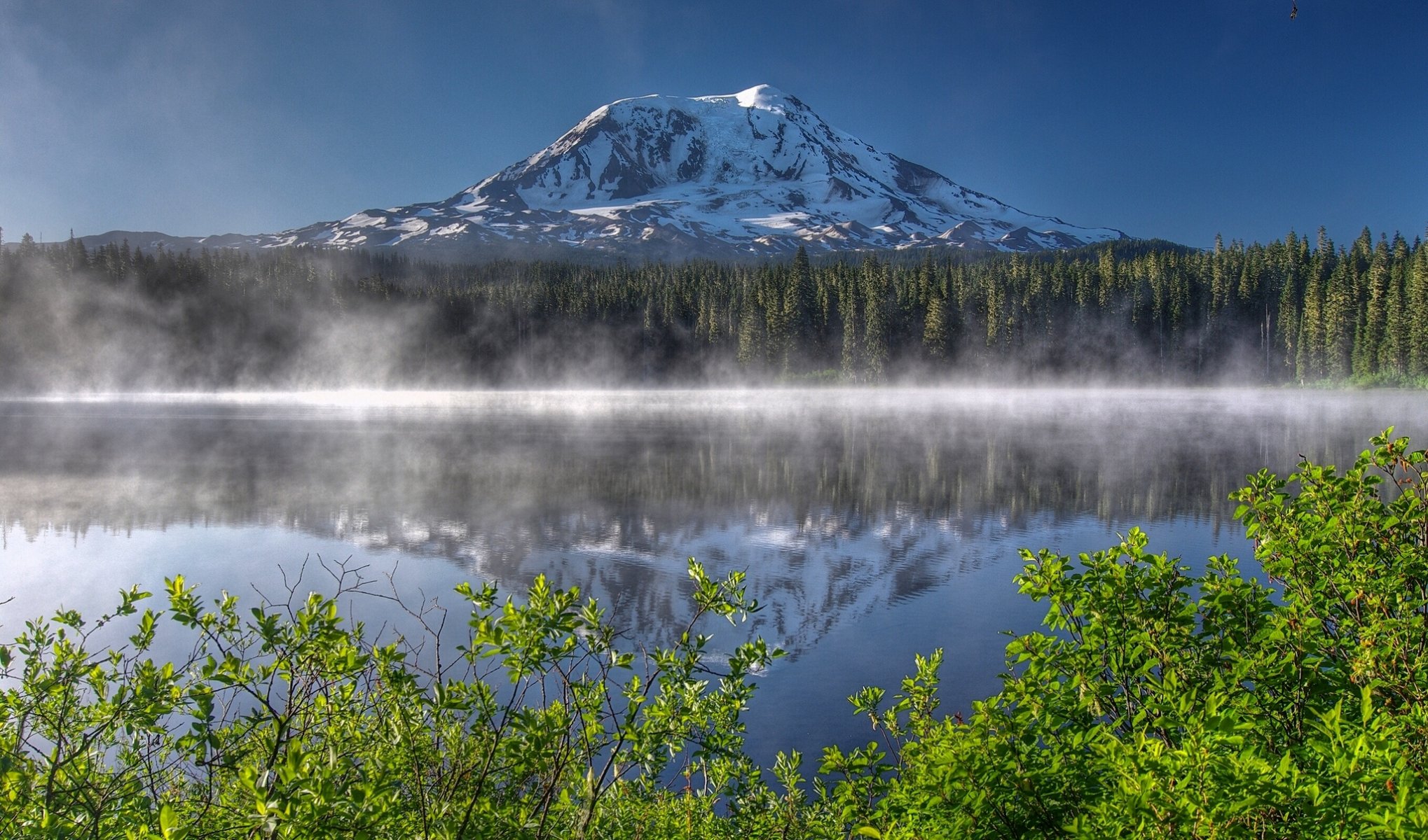 mount adams takhlakh see cascade range washington mount adams cascade mountains see berg vulkan wald büsche reflexion morgen