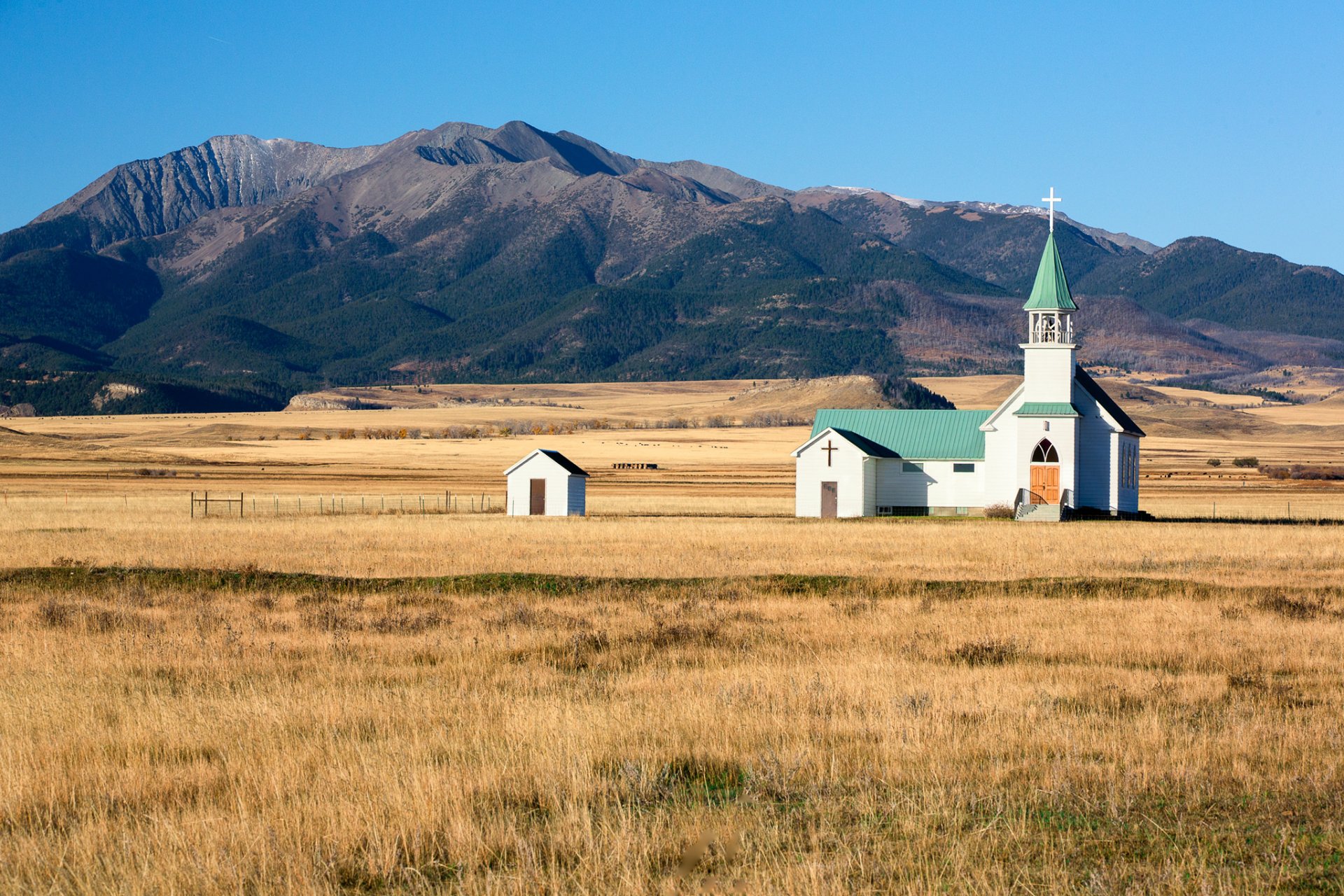 kirche landschaft feld berge himmel