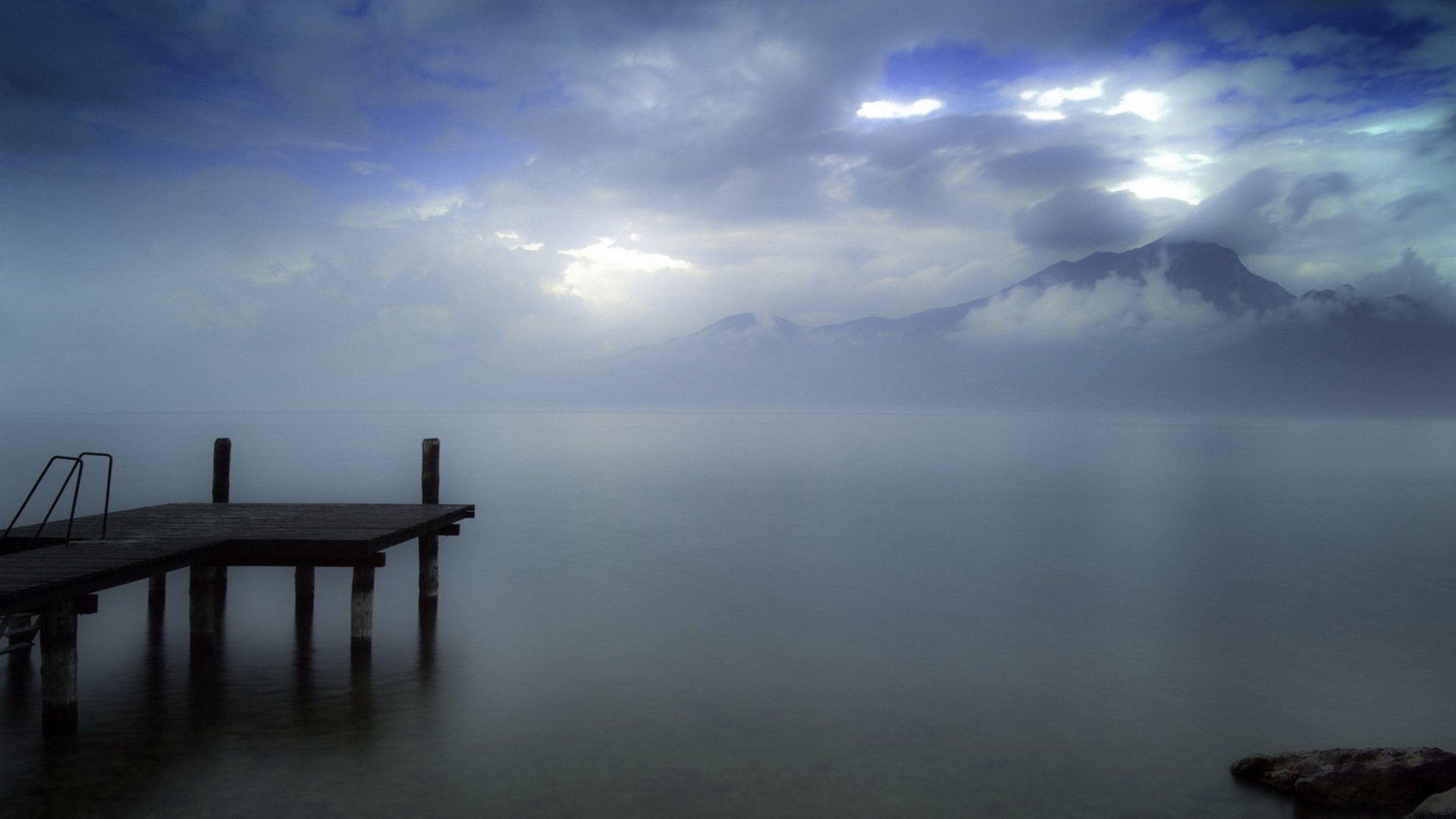 lago muelle cielo nubes montañas