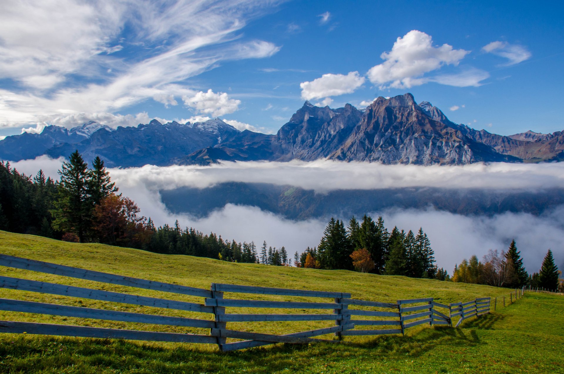 uri-rotstock brunnistock uri-alpen alpen schweiz berge wiese zaun wolken