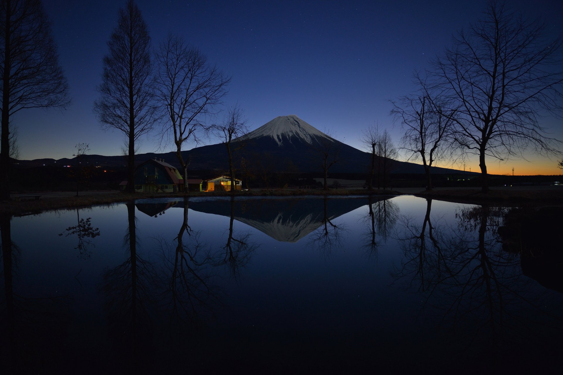 japonia góra fujiyama wieczór światła jezioro drzewa dom