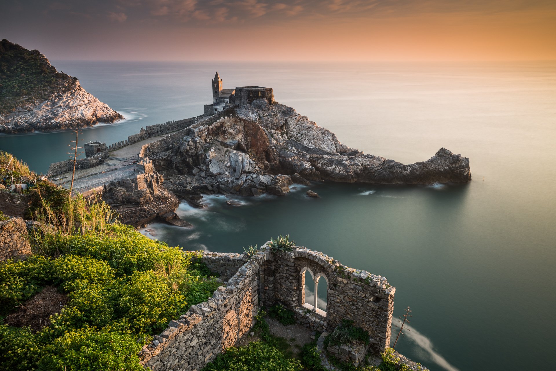 kirche st. peter porto venere ligurien italien ligurisches meer portovenere meer felsen kirche küste