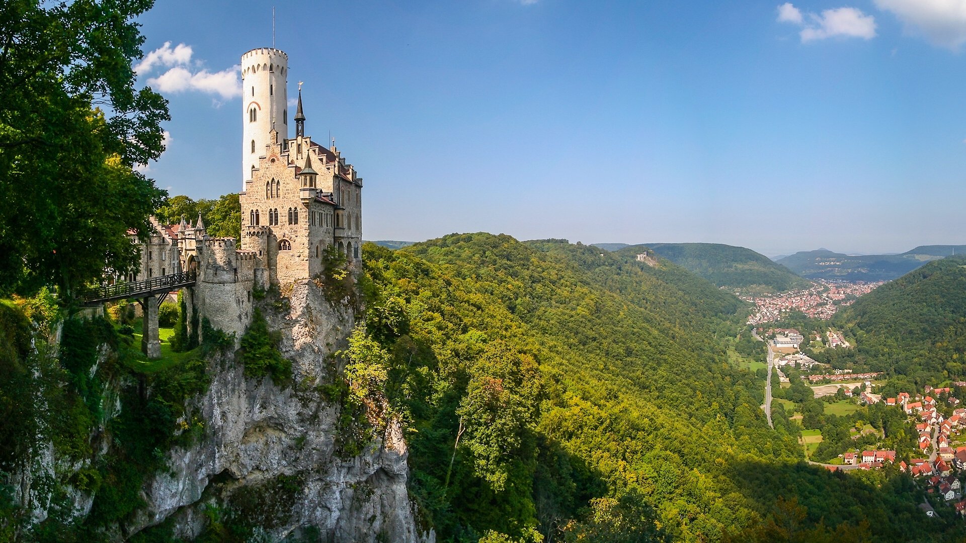 castello del liechtenstein württemberg baden-württemberg germania castello del liechtenstein württemberg baden-württemberg castello roccia montagna valle panorama