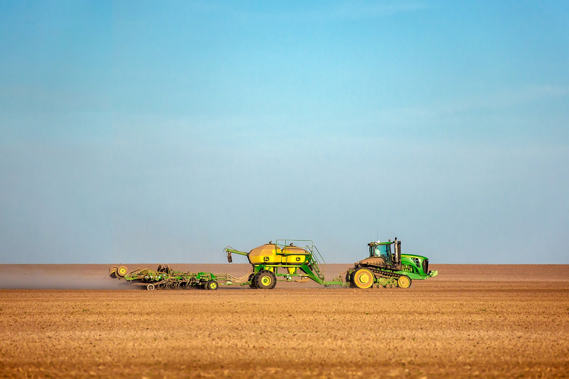 tracteur poussière champs ferme récolte ciel