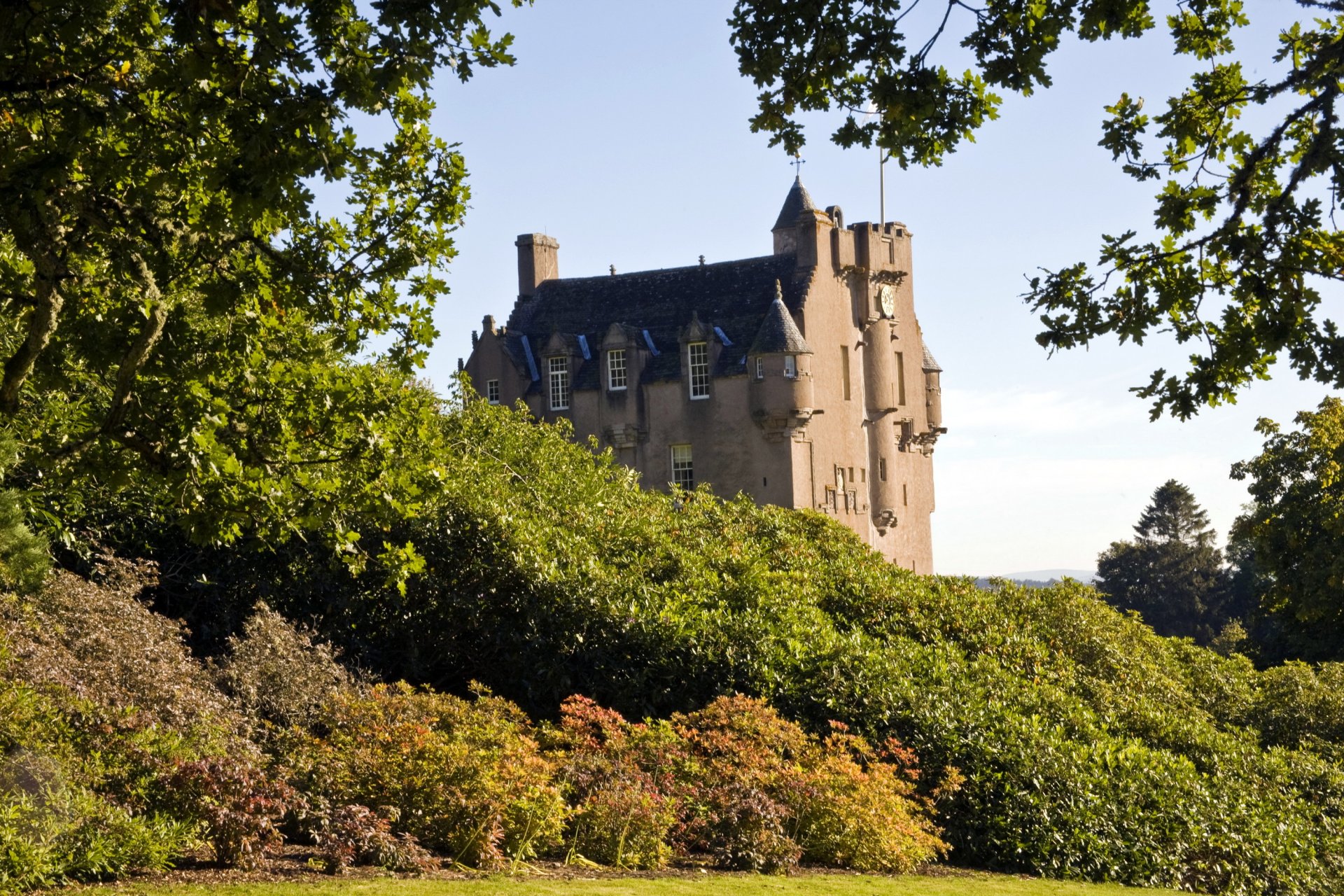 escocia castillo crathies castillo arbustos árboles