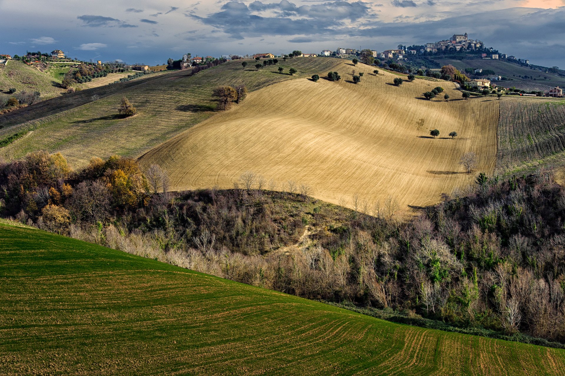 italie ciel champs automne ville maisons arbres collines