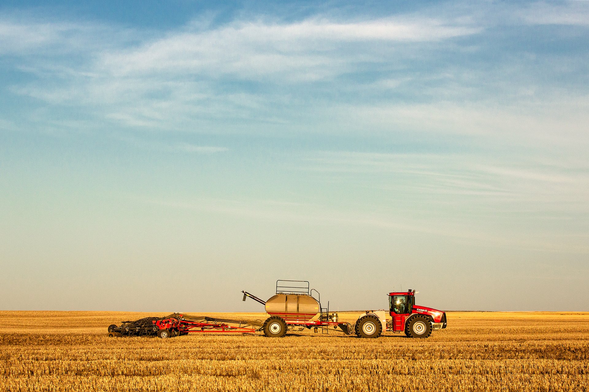 traktor felder bauernhof ernte wolken himmel