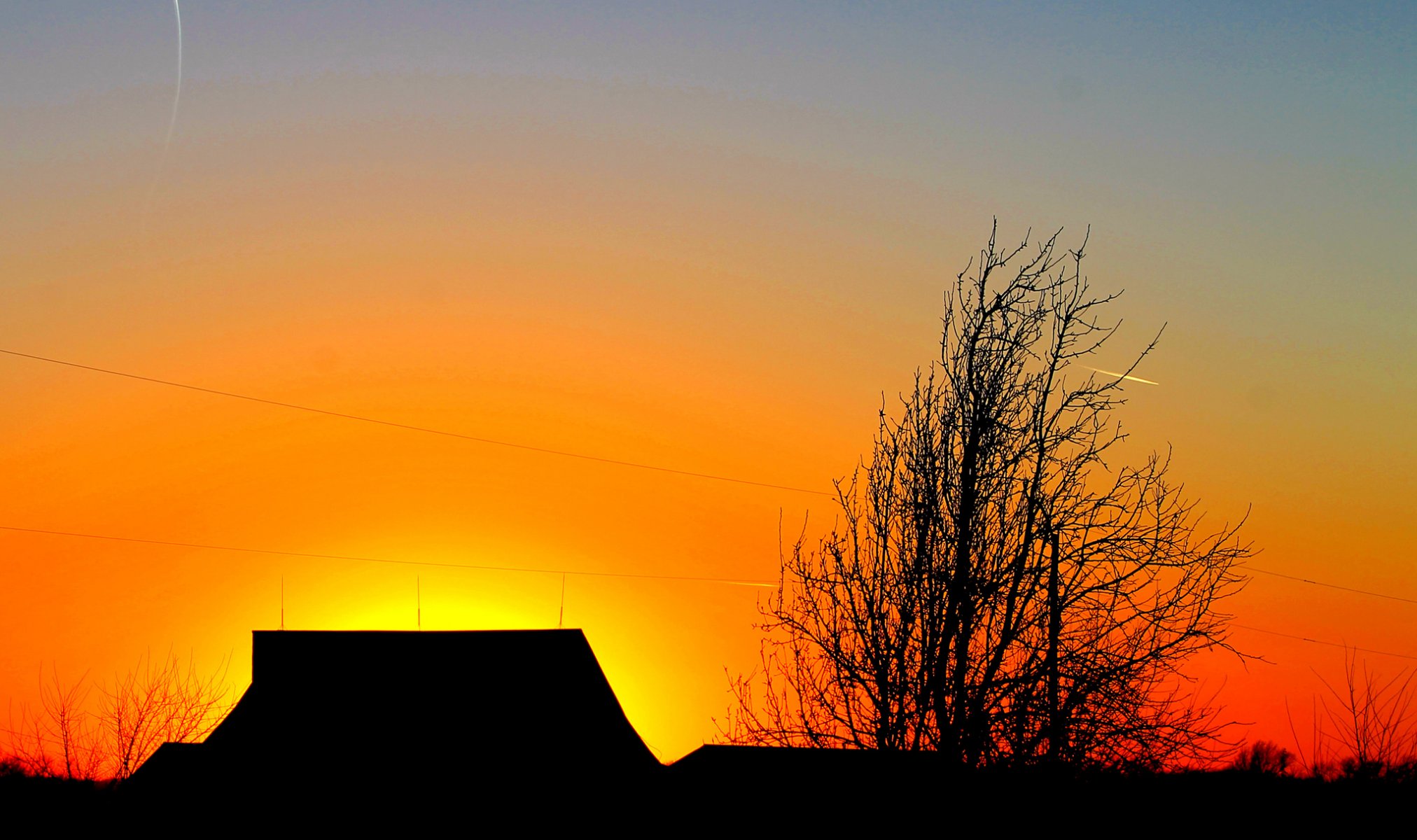 ciel nuages coucher de soleil lueur arbre maison toit silhouette